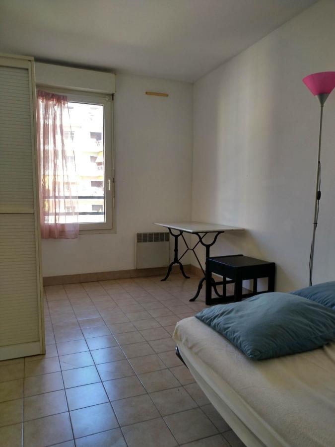 Appartement F2 à 50 M De La