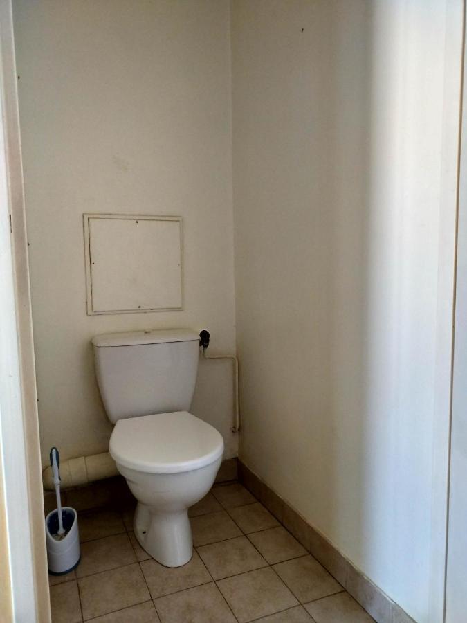 Appartement F2 à 50 M De La *