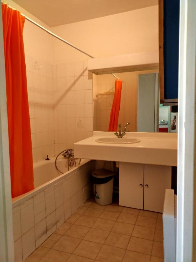 F2 à 50 M De La Appartement